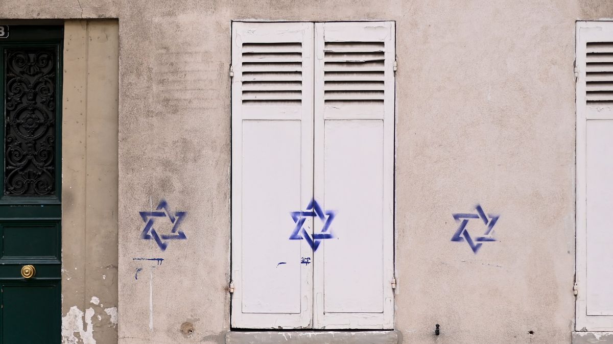 Francie vyšetřuje, zda za židovskými hvězdami na domech v Paříži nestojí Rusko
